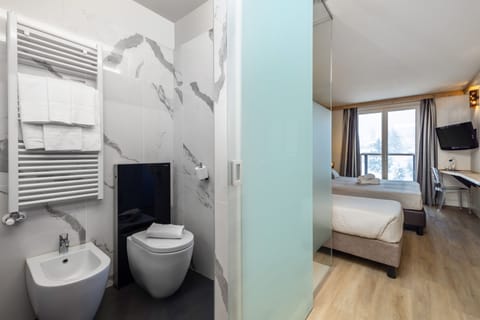 Triple Room | In-room safe, desk, bed sheets