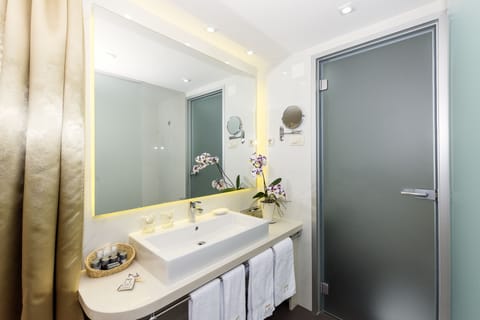 Superior Room | Bathroom | Rainfall showerhead, free toiletries, hair dryer, bathrobes