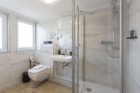 Deluxe Double Room | Bathroom | Shower, hair dryer, towels