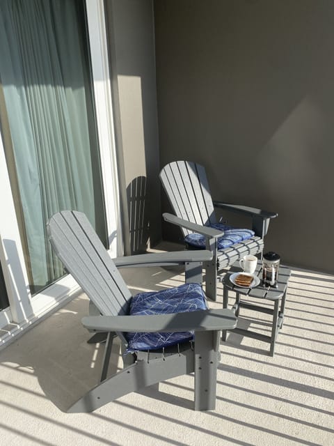 Enjoy the lake views and the brand new outdoor furniture.
