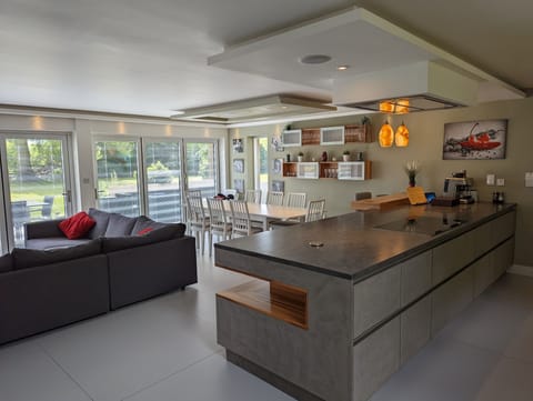 Breakfast bar with 2 seats.