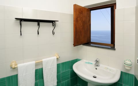 Double Room, Terrace, Sea View | Bathroom | Free toiletries, hair dryer, bidet, towels