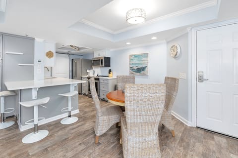 Beach Club 236 - Dining Space