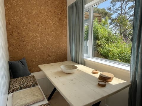Dining area with picture windows (1)
