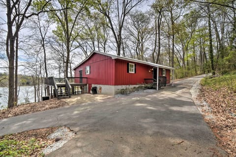 Lavonia Vacation Rental | 3BR | 2BA | Stairs Required | 1,320 Sq Ft