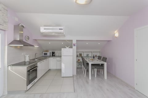 Apartment (A1) | Private kitchen | Fridge, microwave, oven, stovetop