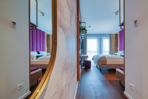 Hypo-allergenic bedding, minibar, in-room safe, desk