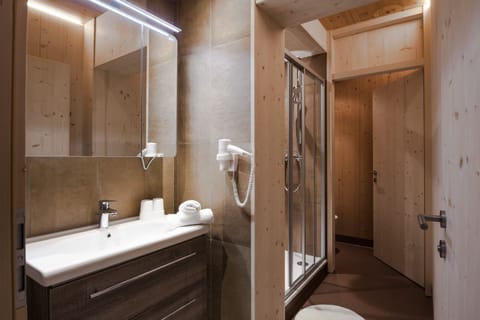 Comfort Room | Bathroom | Shower, free toiletries, hair dryer, towels