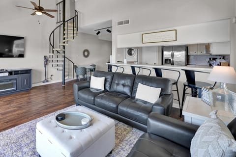 Open, comfortable living space to enjoy the view