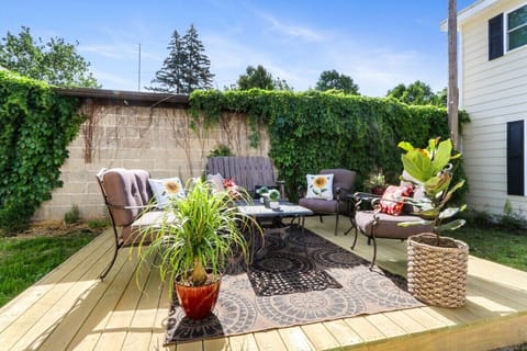 Shared outside seating.
Shared with other guests of The White House.