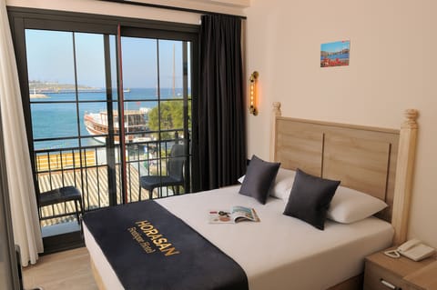 Deluxe Room, 1 Double Bed, Non Smoking, Sea View | Free minibar, in-room safe, desk, laptop workspace