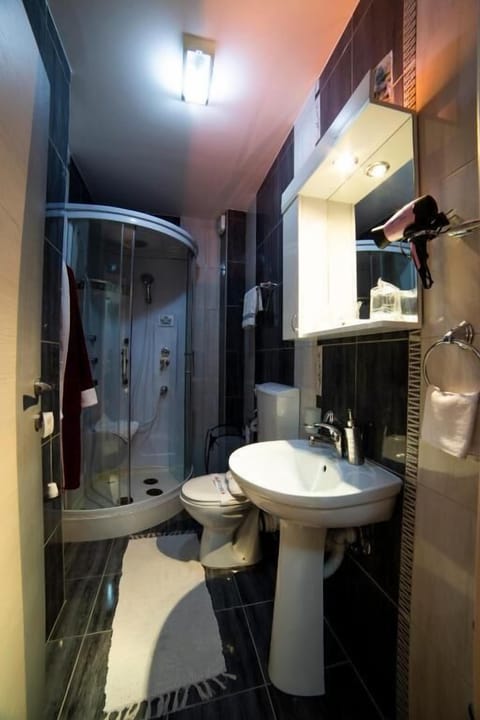 Superior Single Room | Bathroom | Shower, slippers, towels