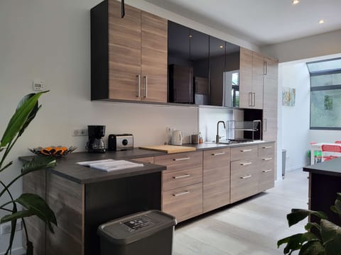 Cuisine spacieuse et équipée pour préparer des délicieux repas