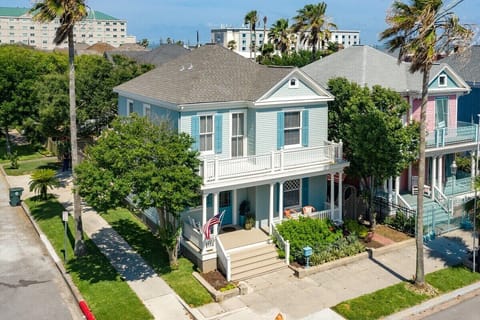 Spacious, renovated 1909 Historic Blue Wave with all modern amenities! 5 minute walk to beach and PLEASURE PIER!