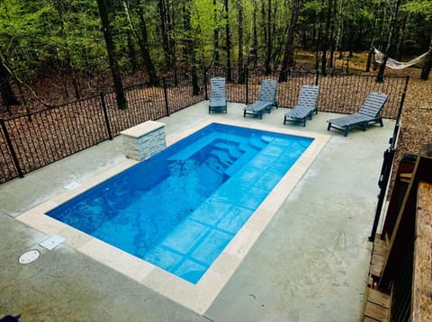 Enjoy the perfect temperature any time of year. Whether it’s a sunny summer day or a crisp winter evening, the heated pool makes every season swim season at Mint To Be.