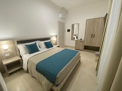Premium bedding, memory foam beds, in-room safe, free WiFi