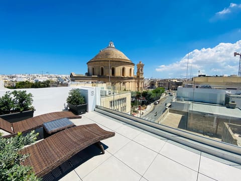 Panoramic Studio Suite | Minibar, in-room safe, individually decorated, individually furnished