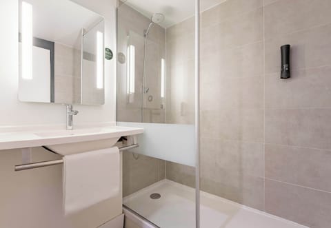 Shower, rainfall showerhead, towels