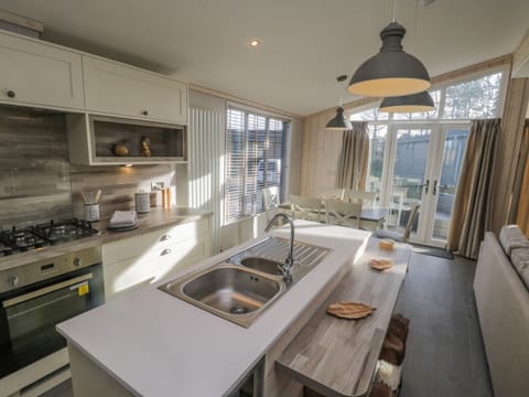 Cottage | Private kitchen | Fridge, microwave, dishwasher, electric kettle