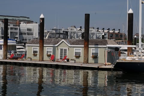 Green Turtle I Houseboat - 2 separate private suites in Boston Harbor!