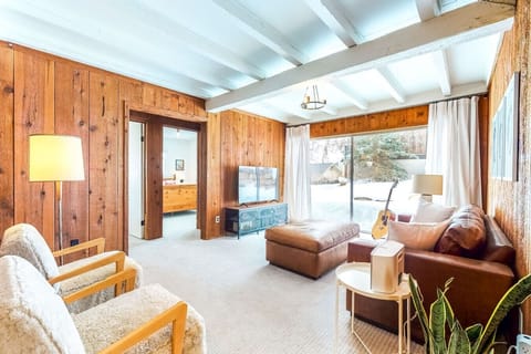 Every bit as bright as it is cozy, the living room is the perfect place to curl up and relax after a day on skis, bikes, or on the town.