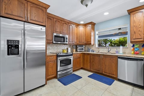 Another view of the kitchen.