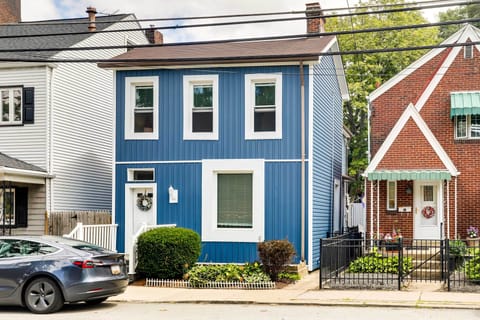 Pittsburgh Vacation Rental | 2BR | 1BA | 650 Sq Ft | Access By Stairs