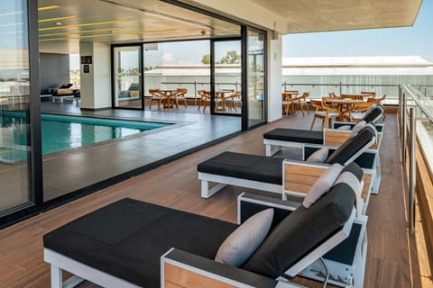 Indoor pool, sun loungers