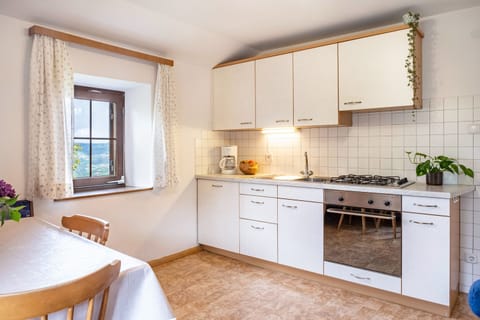 Fridge, oven, stovetop, coffee/tea maker