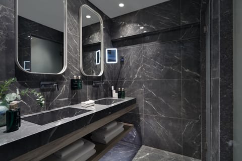 Shower, rainfall showerhead, free toiletries, hair dryer