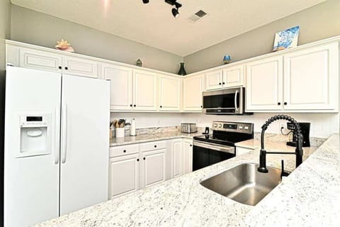 Gorgeous Remodeled Condo 1 Mile to Beach