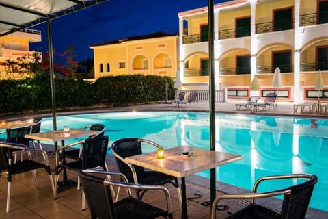 Seasonal outdoor pool, pool umbrellas, sun loungers