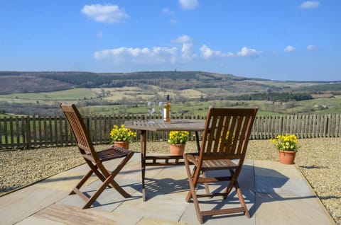 Threp'nybit Cottage, near Helmsley: Outside seating area overlooking Bransdale