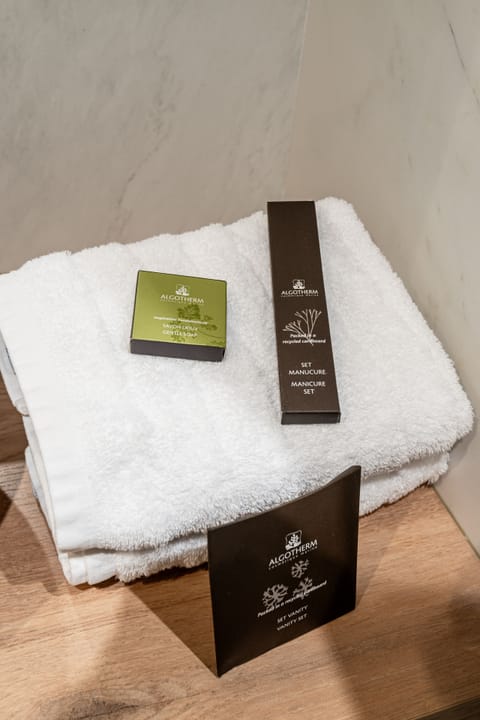 Superior Duplex Suite | Bathroom | Free toiletries, hair dryer, towels