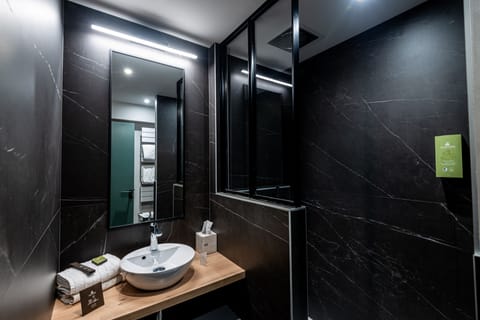 Superior Room | Bathroom | Free toiletries, hair dryer, towels