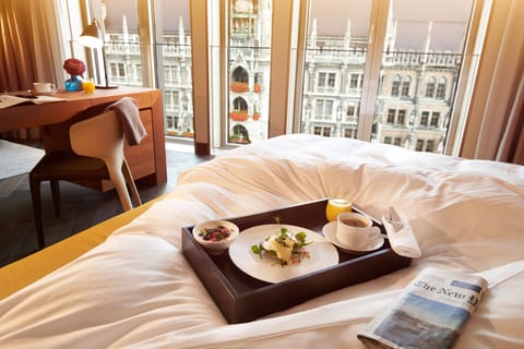 Junior Suite Marienplatz View | Food and drink