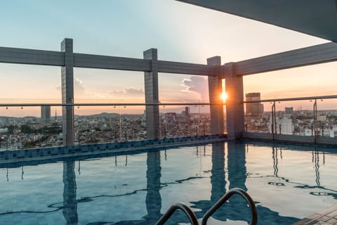 Swim-up bar