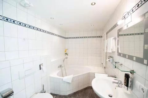 Exclusive Double Room | Bathroom | Bidet, towels