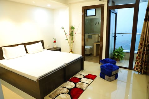 Apartment, 3 Bedrooms, Accessible, Smoking | Bathroom amenities