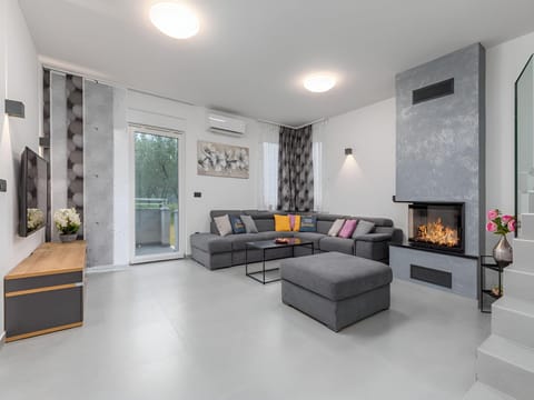 House, 3 Bedrooms, Accessible, Private Pool | Living area | TV