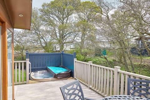 Butterfly Lodge, Felton - Host & Stay