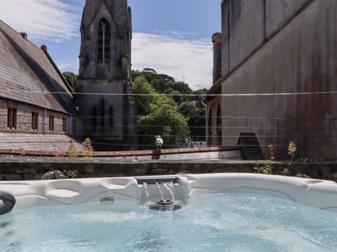 Cottage | Outdoor spa tub