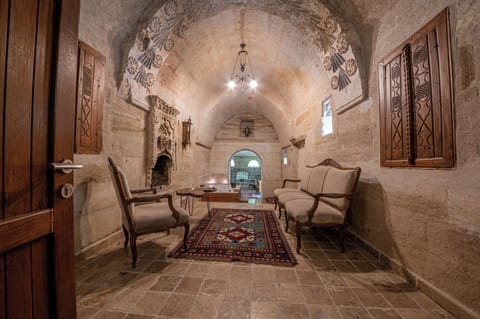 Elite Suite | Living area | 40-inch LCD TV with satellite channels, TV