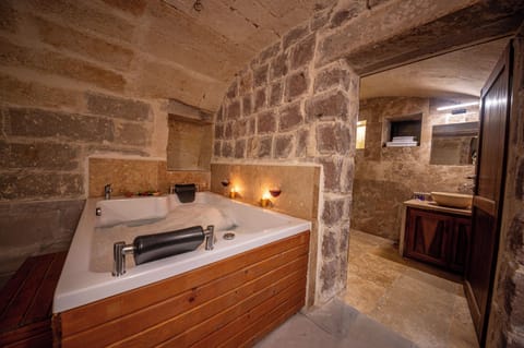 Deluxe Suite | Private spa tub