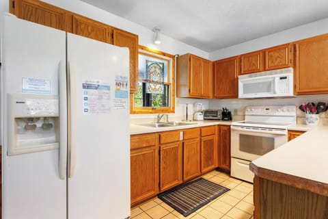 Cook up a delicious seafood meal in the modern Kitchen to enjoy at the Breakfast Bar, which seats 4, or the Dining Area, which has seating for 10.