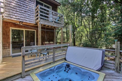 Deck surrounding Sunken Hot Tub