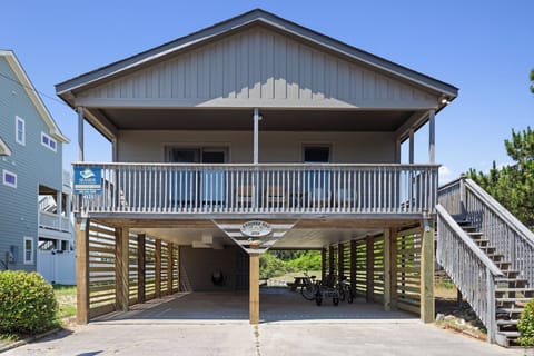 Quacker Box is a classic, coastal cottage with 3 Bedrooms and 2 Full Bathrooms located in the heart of Kitty Hawk.