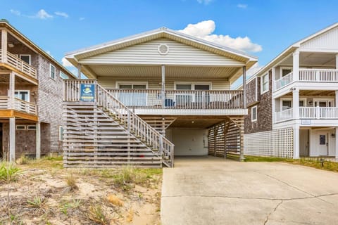 The exterior of Hadda-Havit showcases classic Outer Banks beach-box charm in a semi-oceanfront setting.
