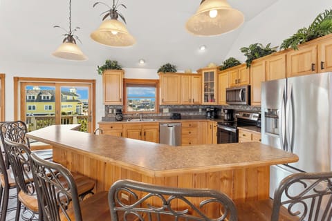 The Counter Bar has additional seating for 6!