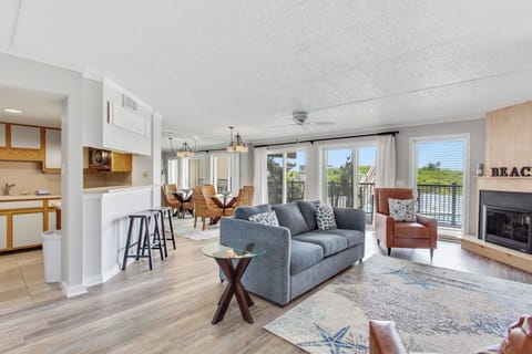 Relax on plenty of cozy furniture in the Living Area as you enjoy the wall of windows along the oceanfront side of this cozy condo.